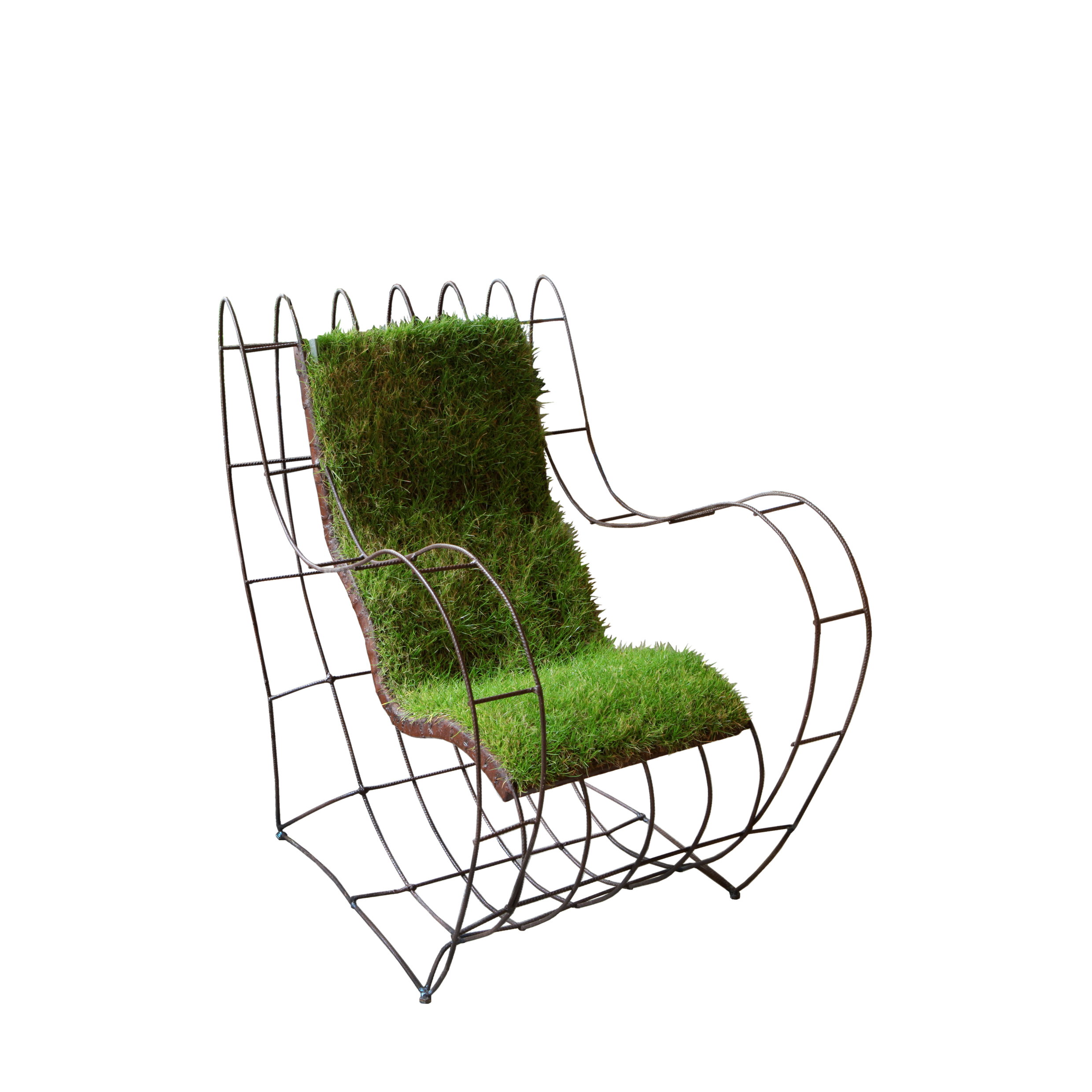 image d'un fauteuil arrondi composé d'une grille de fer à béton roulé pour former une assise un dossier et des pieds, un bac en tôle  roulé est soudé sur la grille de fer à béton dans le quel se trouve  gazon synthétique
             formant ainsi l'assise et le dossier