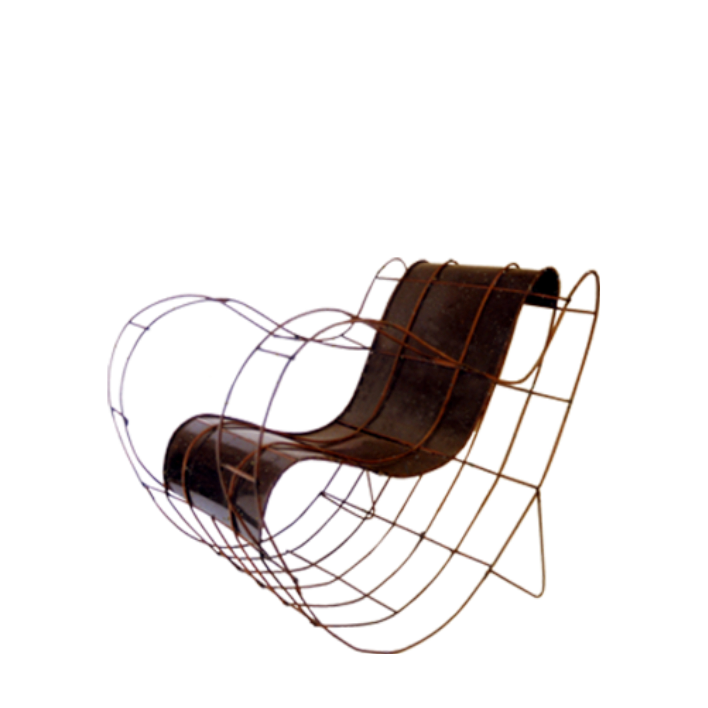 image d'un fauteuil arrondi composé d'une grille de fer à béton roulé pour former une assise un dossier et des pieds, une plaque de tôle  roulé est soudé sur la grille de fer à béton
             formant ainsi l'assise et le dossier